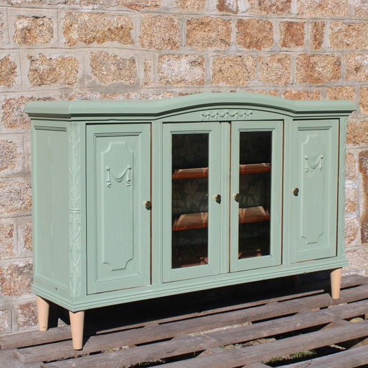 Buffet ancien rénové – Vert sauge, 4 portes verres biseautés & fronton sculpté – VENDU