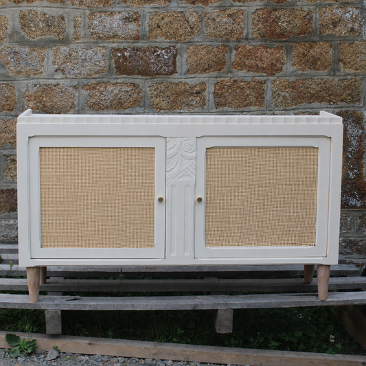 Buffet / enfilade vintage rénové blanc cassé & cannage – esprit chic intemporel