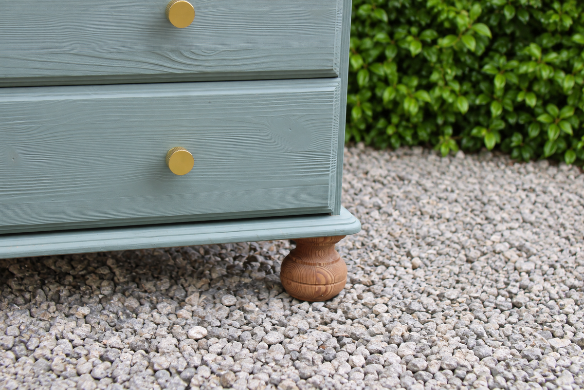 Commode haute en pin rénovée – 5 tiroirs – vert sauge, bois naturel et poignées dorées
