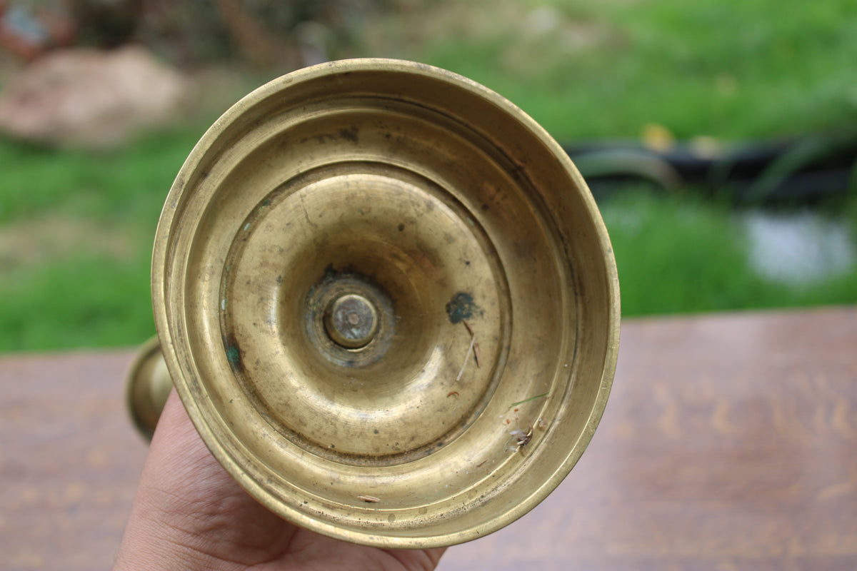 Grand bougeoir ancien en laiton tourné et décoré – H30 cm