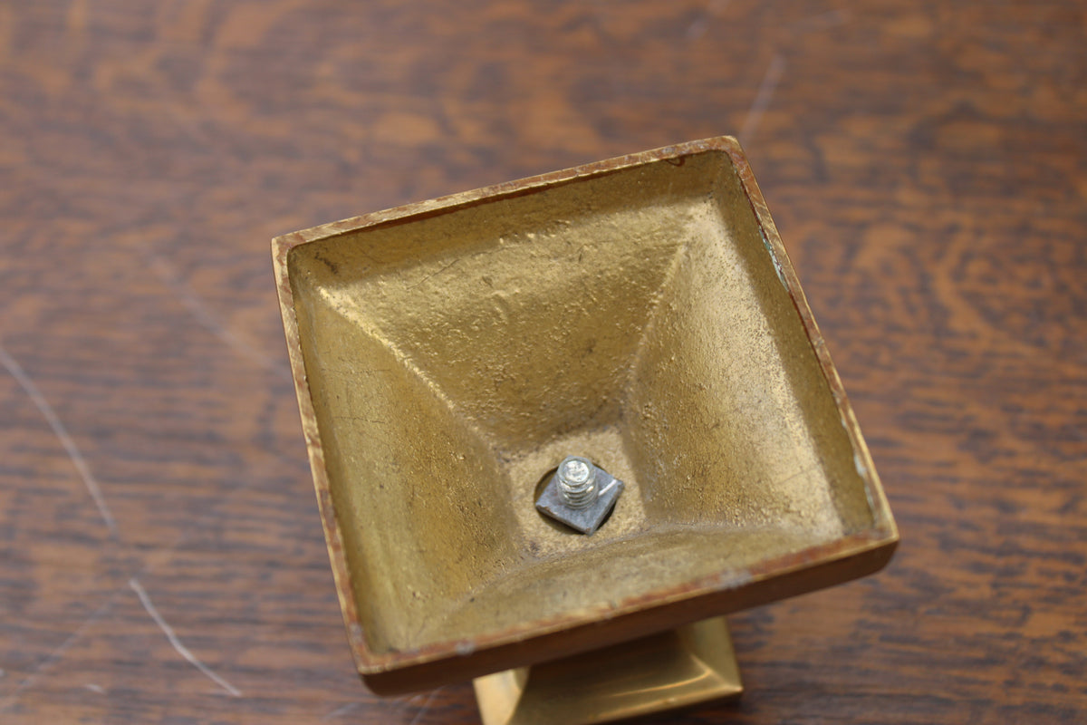 Paire de bougeoirs anciens en laiton – style Art déco à base carrée