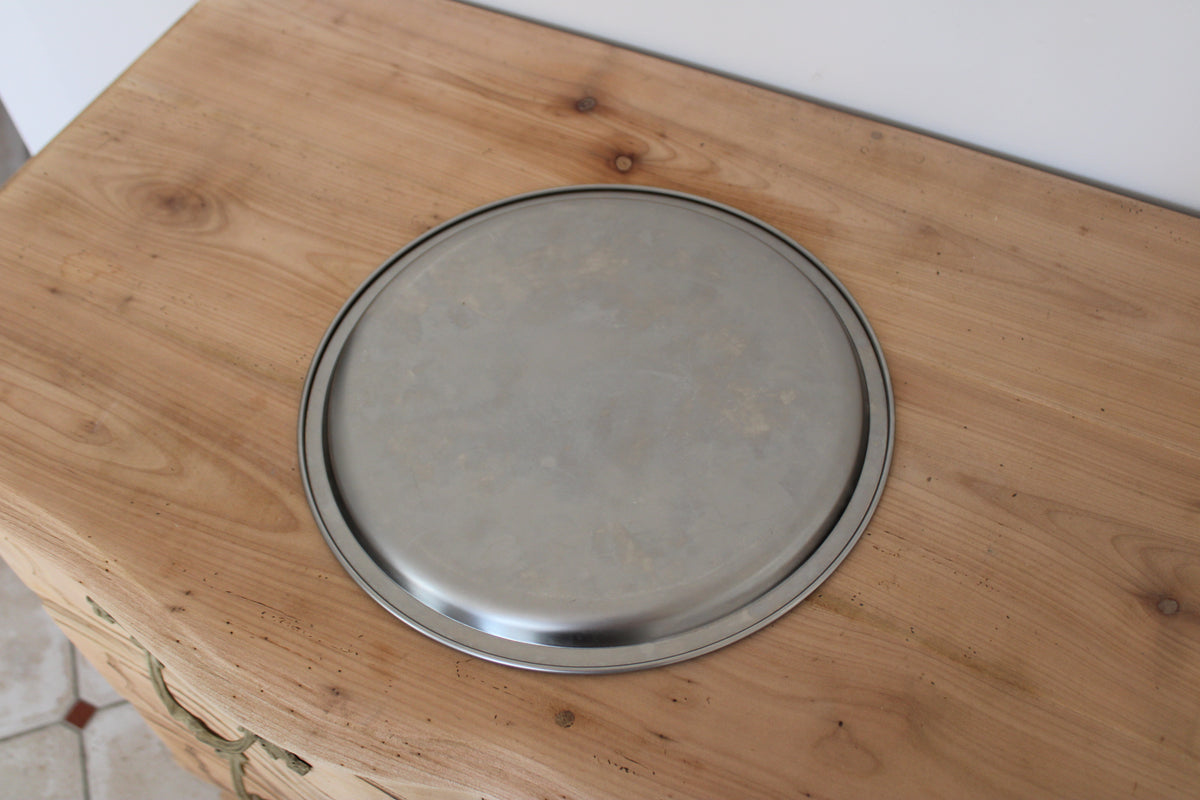 Grand plateau rond vintage en inox – plateau de service métal Ø 33 cm