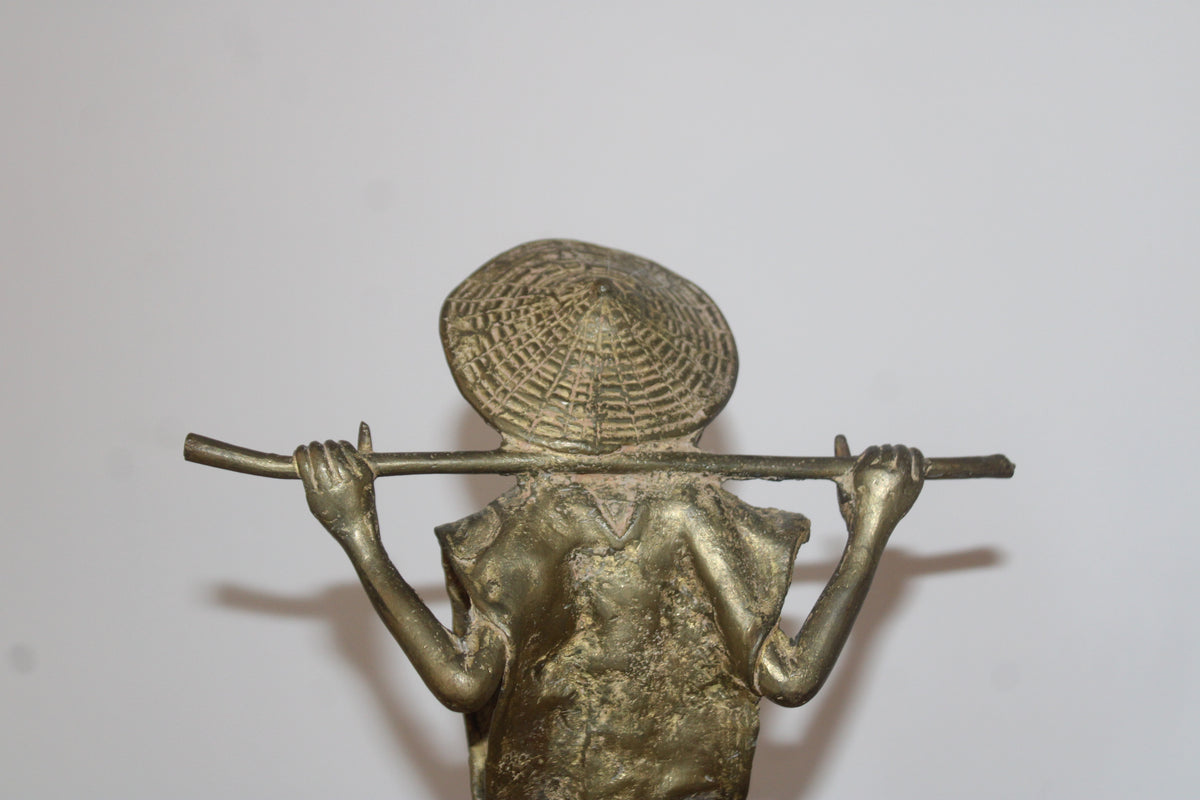 Statuette africaine vintage en métal doré – personnage porteur – H34 cm