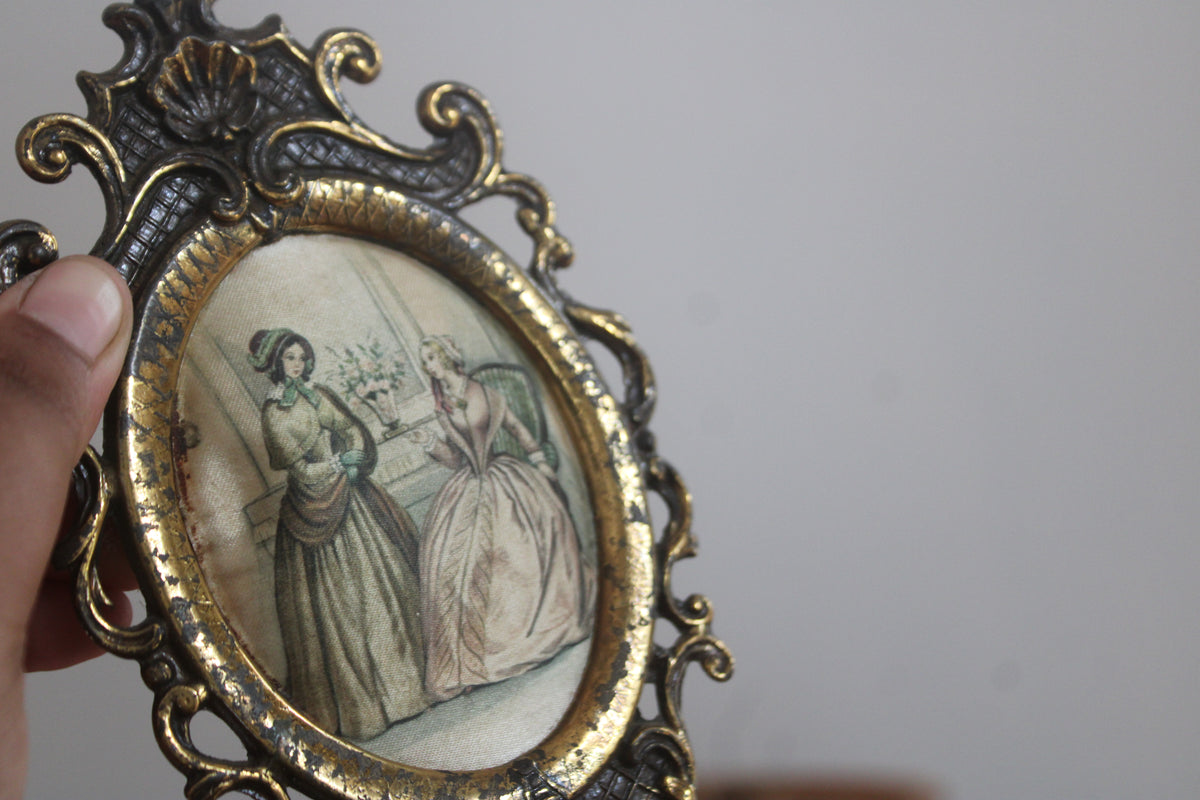 etit cadre miniature vintage en métal doré – Scène romantique – Style rococo