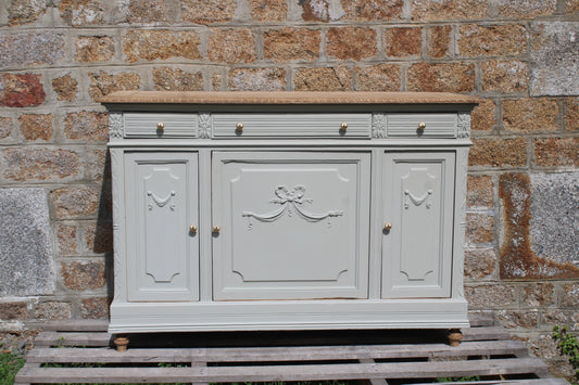 Buffet ancien – blanc grisé aux sous-tons vert, plateau bois brut & finitions dorées