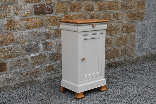 Chevet ancien rénové – Greige Galuchat, plateau bois – style maison de charme