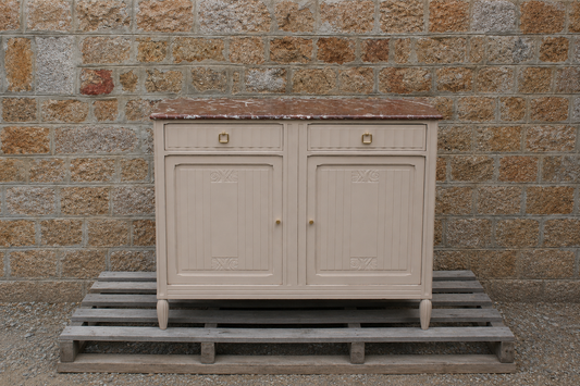 Buffet art déco rénové – Beige Paris-Brest & marbre rouge veiné