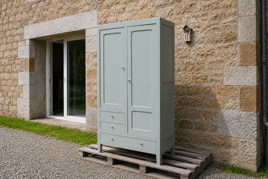 Armoire parisienne vintage vert sauge grisé