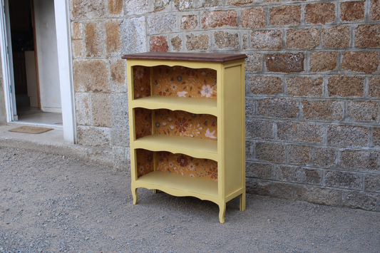 Bibus ancien rénové jaune beurre & papier peint fleuri – Style campagne chic - VENDU