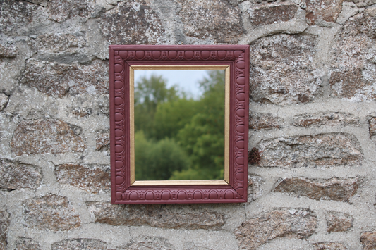 Miroir mural vintage en bois sculpté bordeaux et doré – style Art déco – H41,5 cm