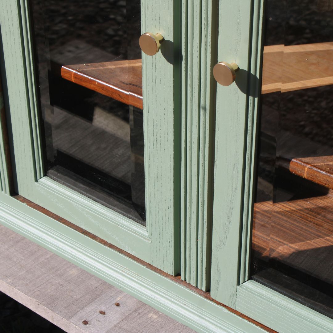 Buffet ancien rénové – Vert sauge, 4 portes verres biseautés & fronton sculpté – VENDU