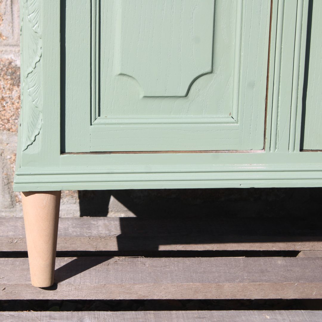 Buffet ancien rénové – Vert sauge, 4 portes verres biseautés & fronton sculpté – VENDU