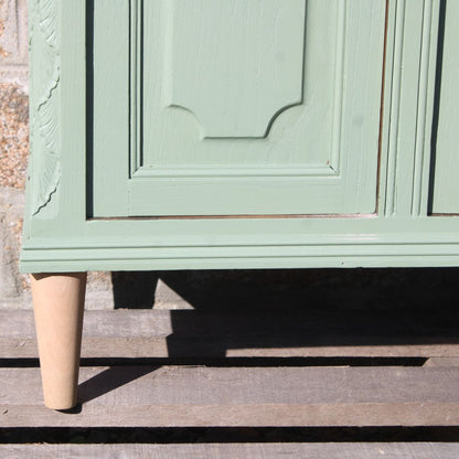 Buffet ancien rénové – Vert sauge, 4 portes verres biseautés & fronton sculpté – VENDU