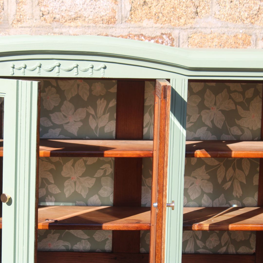 Buffet ancien rénové – Vert sauge, 4 portes verres biseautés & fronton sculpté – VENDU