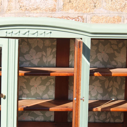 Buffet ancien rénové – Vert sauge, 4 portes verres biseautés & fronton sculpté – VENDU