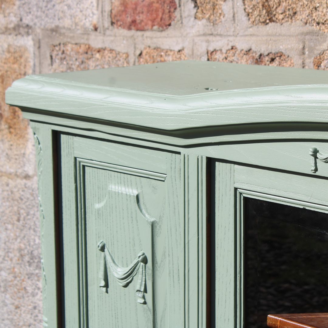 Buffet ancien rénové – Vert sauge, 4 portes verres biseautés & fronton sculpté – VENDU