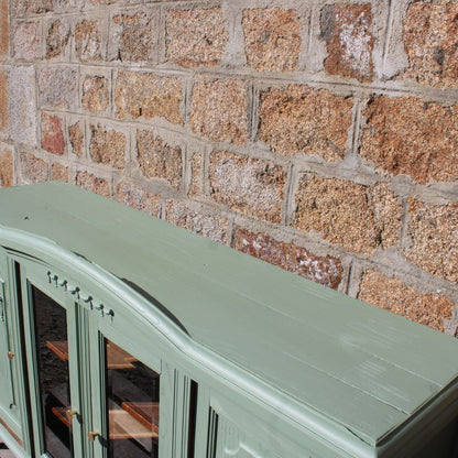 Buffet ancien rénové – Vert sauge, 4 portes verres biseautés & fronton sculpté – VENDU