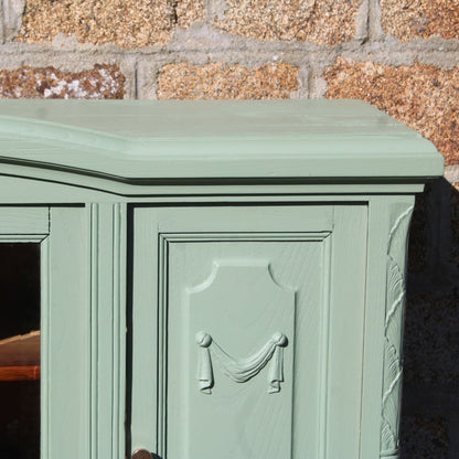 Buffet ancien rénové – Vert sauge, 4 portes verres biseautés & fronton sculpté – VENDU