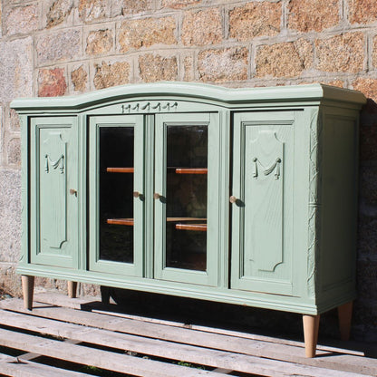 Buffet ancien rénové – Vert sauge, 4 portes verres biseautés & fronton sculpté – VENDU