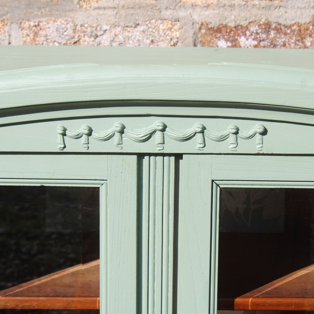 Buffet ancien rénové – Vert sauge, 4 portes verres biseautés & fronton sculpté – VENDU
