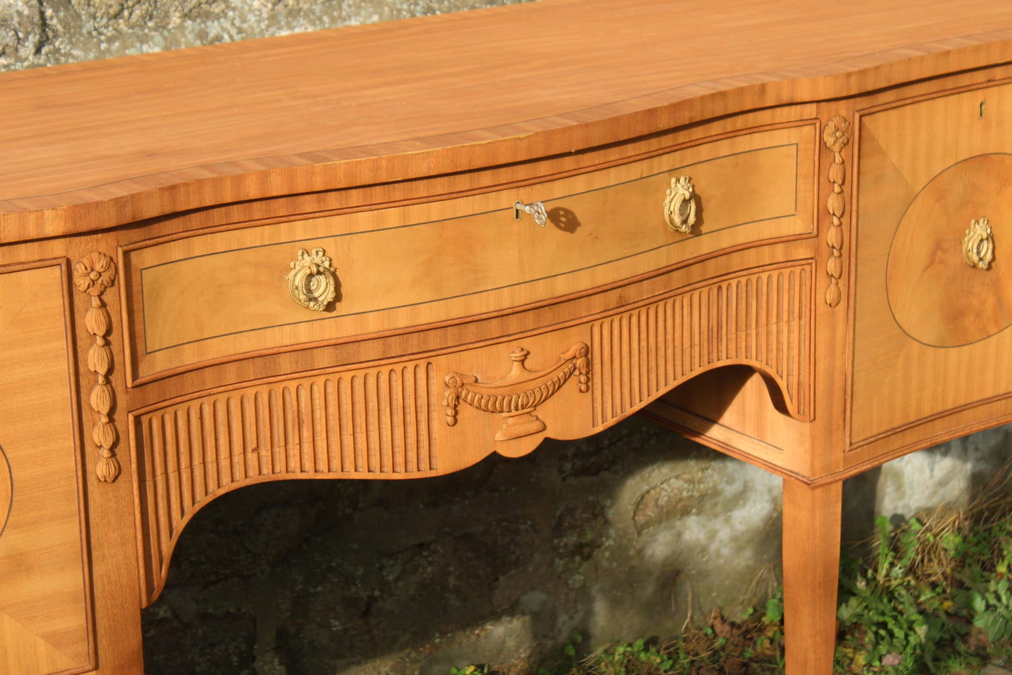 Enfilade de fabrication anglaise, d'inspiration Louis XVI Aérogommé - VENDU