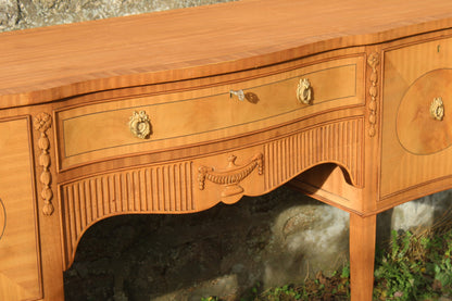 Enfilade de fabrication anglaise, d'inspiration Louis XVI Aérogommé - VENDU