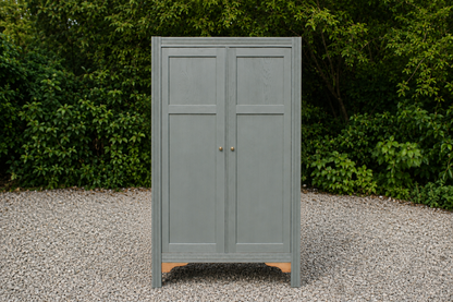 Armoire parisienne rénovée – Kaki 4MURS – Penderie ancienne – Style campagne chic