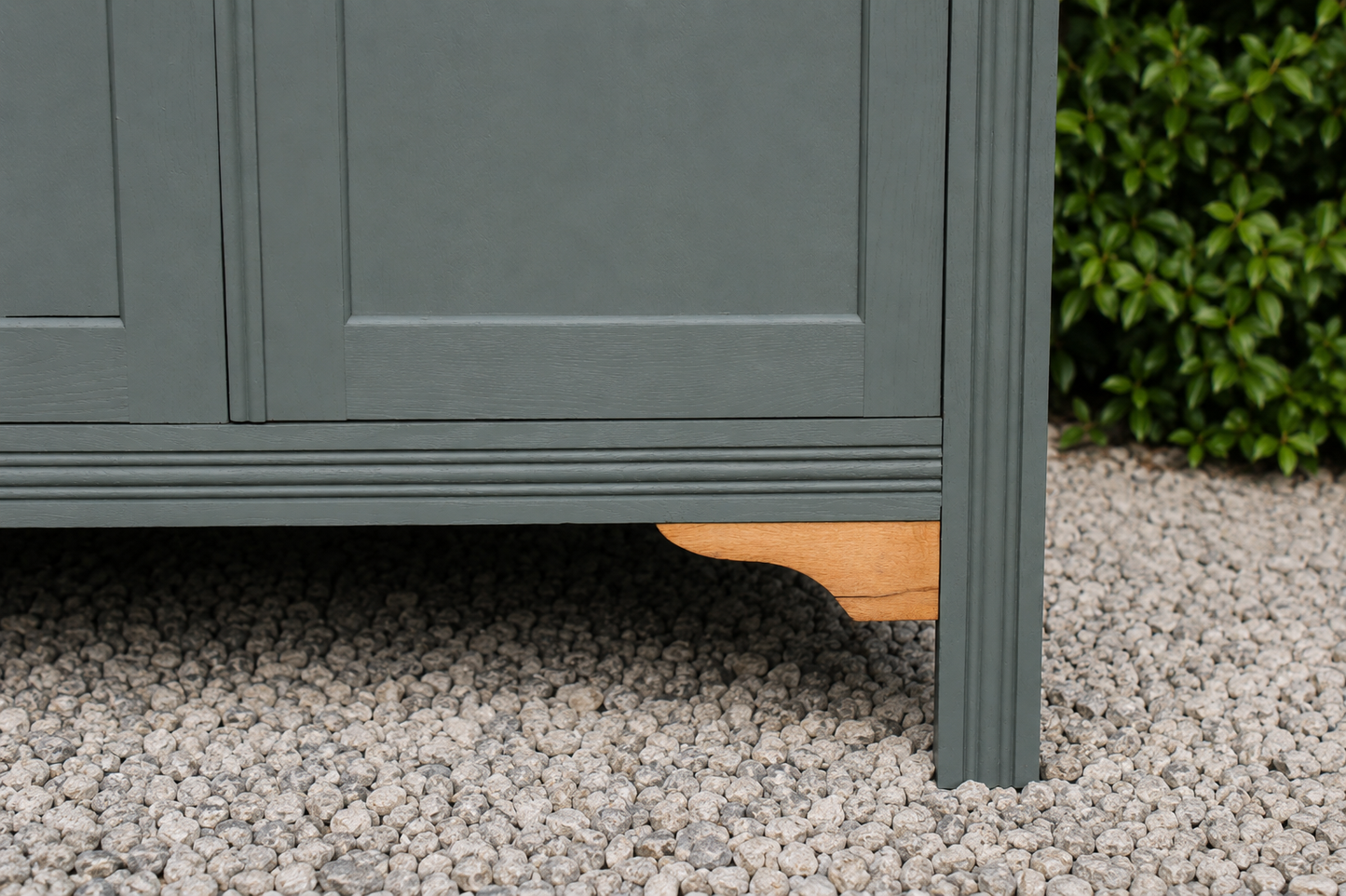 Armoire parisienne rénovée – Kaki 4MURS – Penderie ancienne – Style campagne chic