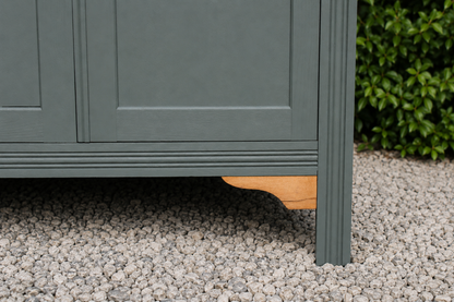 Armoire parisienne rénovée – Kaki 4MURS – Penderie ancienne – Style campagne chic