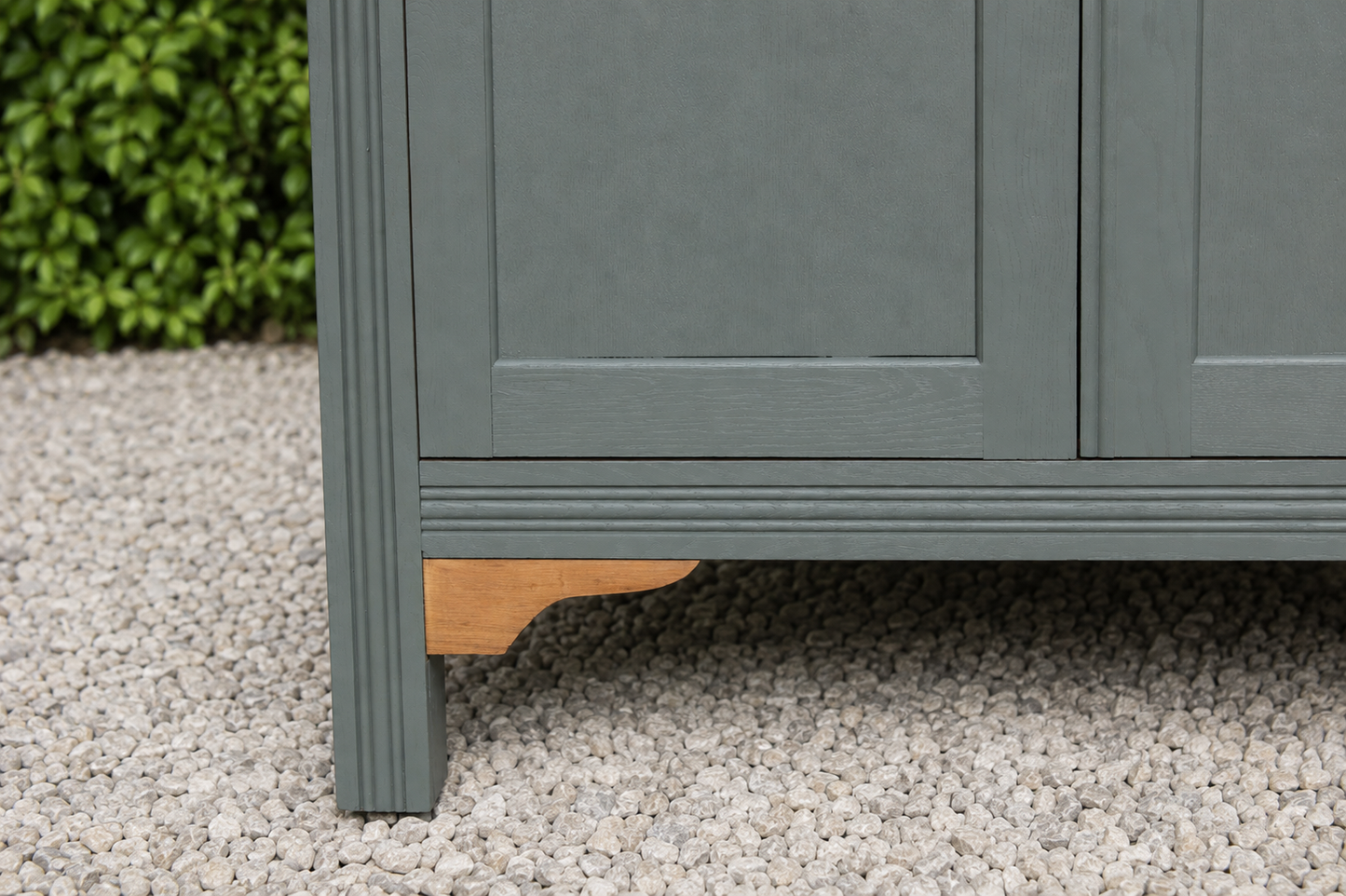 Armoire parisienne rénovée – Kaki 4MURS – Penderie ancienne – Style campagne chic
