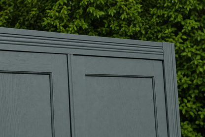 Armoire parisienne rénovée – Kaki 4MURS – Penderie ancienne – Style campagne chic