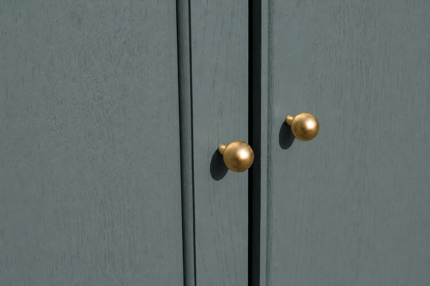 Armoire parisienne rénovée – Kaki 4MURS – Penderie ancienne – Style campagne chic