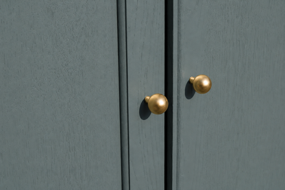 Armoire parisienne rénovée – Kaki 4MURS – Penderie ancienne – Style campagne chic