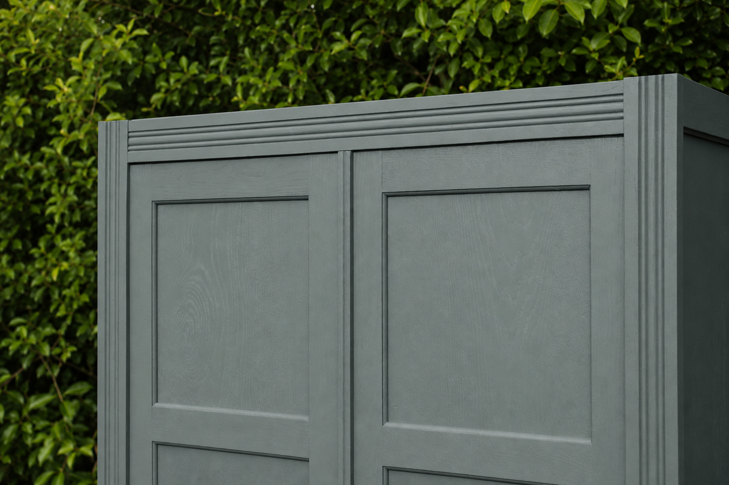 Armoire parisienne rénovée – Kaki 4MURS – Penderie ancienne – Style campagne chic
