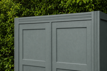 Armoire parisienne rénovée – Kaki 4MURS – Penderie ancienne – Style campagne chic