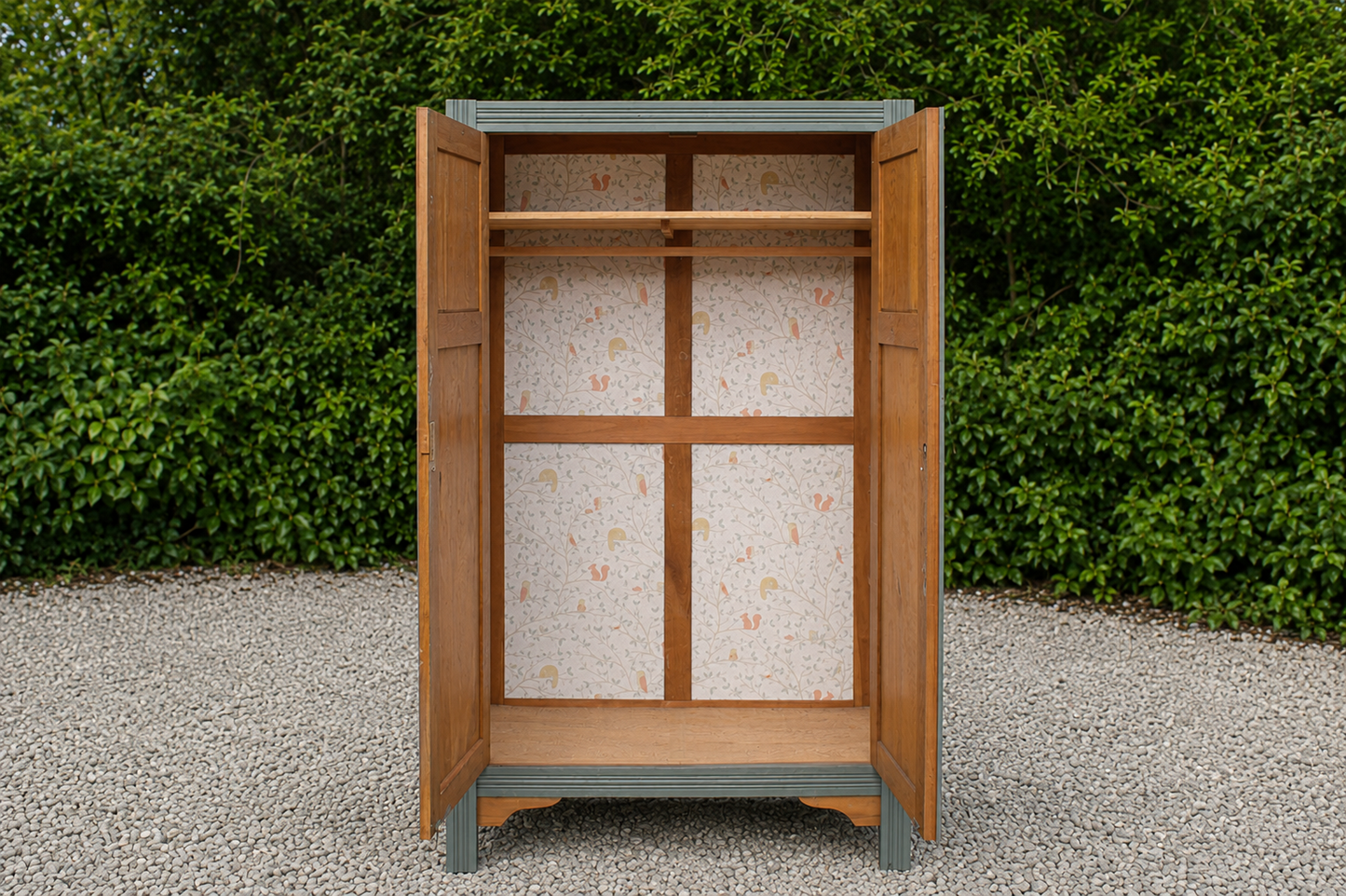 Armoire parisienne rénovée – Kaki 4MURS – Penderie ancienne – Style campagne chic