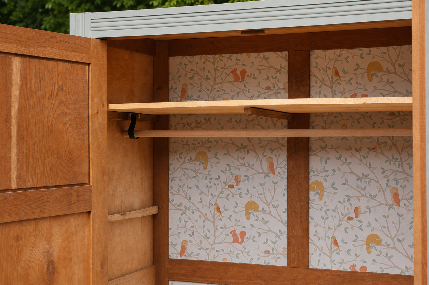 Armoire parisienne rénovée – Kaki 4MURS – Penderie ancienne – Style campagne chic