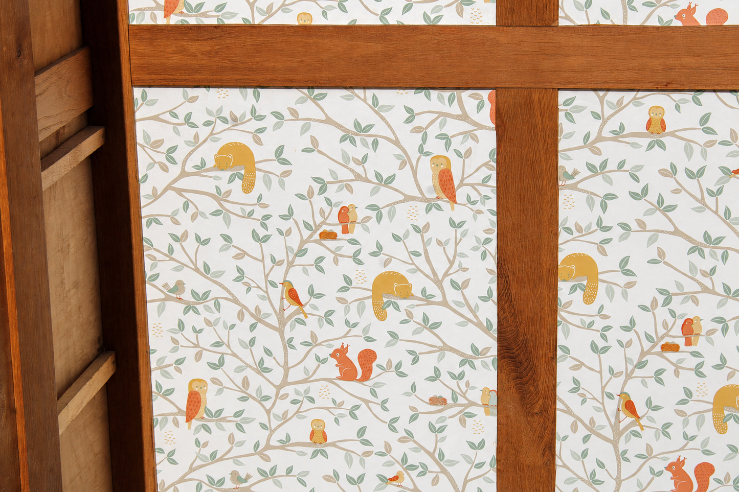 Armoire parisienne rénovée – Kaki 4MURS – Penderie ancienne – Style campagne chic