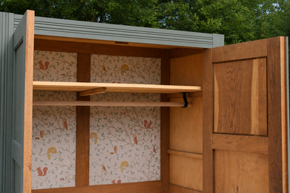 Armoire parisienne rénovée – Kaki 4MURS – Penderie ancienne – Style campagne chic