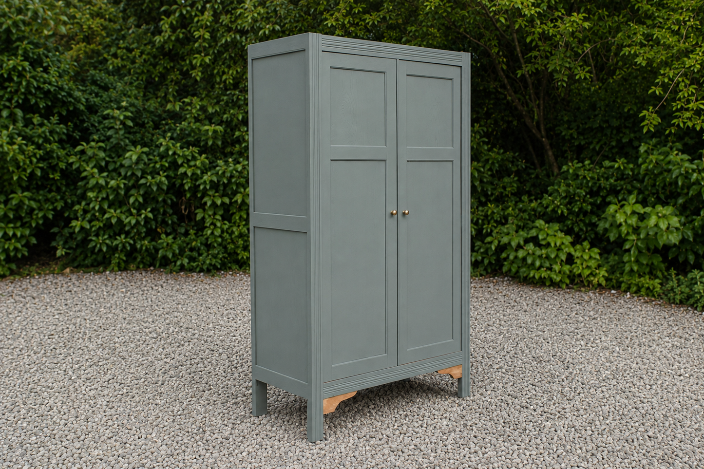 Armoire parisienne rénovée – Kaki 4MURS – Penderie ancienne – Style campagne chic
