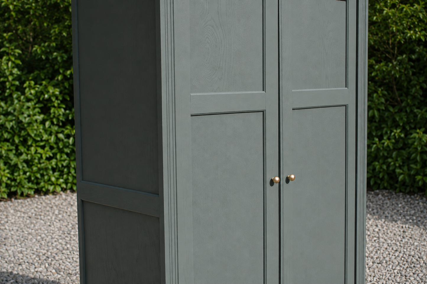 Armoire parisienne rénovée – Kaki 4MURS – Penderie ancienne – Style campagne chic