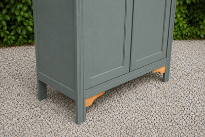 Armoire parisienne rénovée – Kaki 4MURS – Penderie ancienne – Style campagne chic