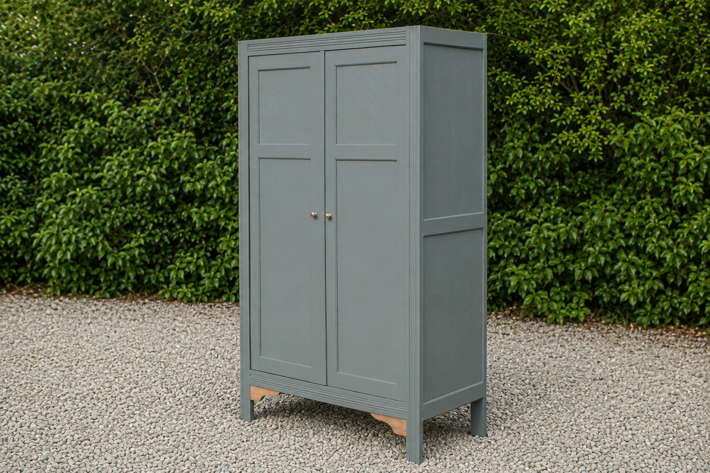 Armoire parisienne rénovée – Kaki 4MURS – Penderie ancienne – Style campagne chic