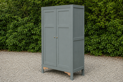Armoire parisienne rénovée – Kaki 4MURS – Penderie ancienne – Style campagne chic