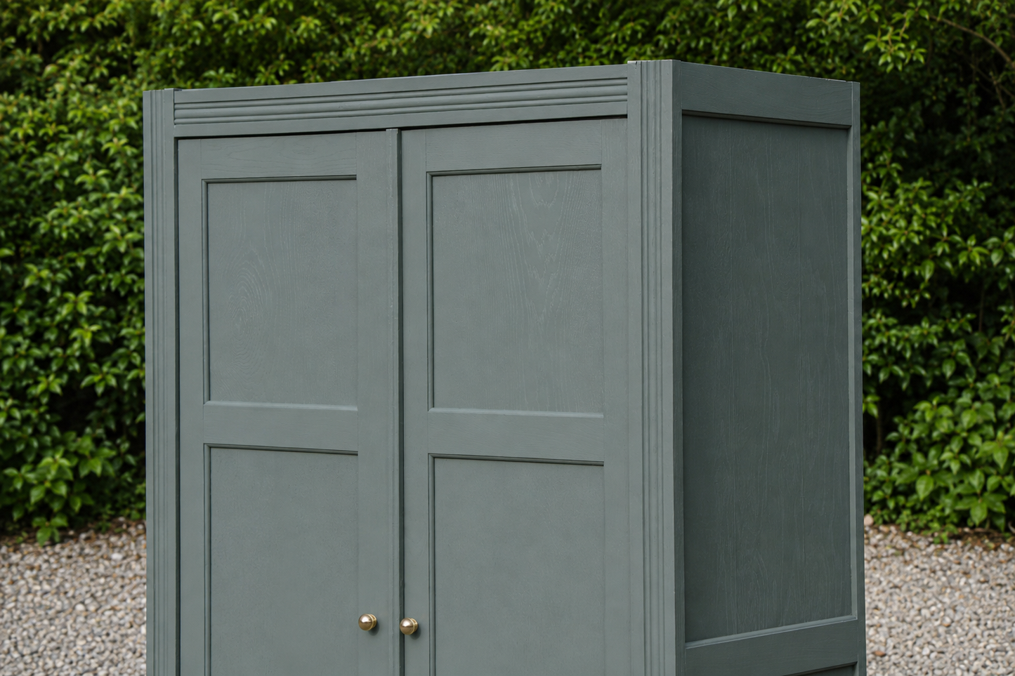 Armoire parisienne rénovée – Kaki 4MURS – Penderie ancienne – Style campagne chic