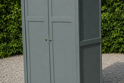 Armoire parisienne rénovée – Kaki 4MURS – Penderie ancienne – Style campagne chic