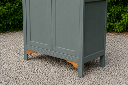 Armoire parisienne rénovée – Kaki 4MURS – Penderie ancienne – Style campagne chic