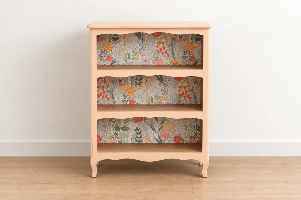 Bibus vintage rénové pêche pastel – Petite bibliothèque à étagères et fond fleuri – H 100 cm