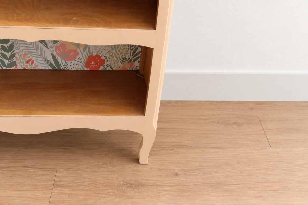Bibus vintage rénové pêche pastel – Petite bibliothèque à étagères et fond fleuri – H 100 cm