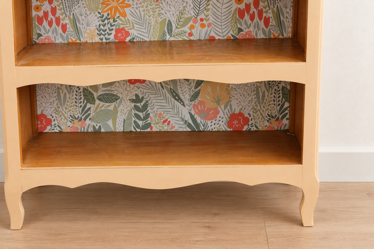 Bibus vintage rénové pêche pastel – Petite bibliothèque à étagères et fond fleuri – H 100 cm